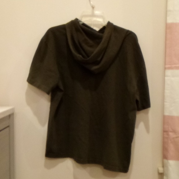 Moss green, hooded short sleeve shirt. - Picture 3 of 3